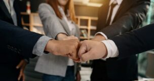 集団凝集性とは？高める重要性と最大化するための方法を解説